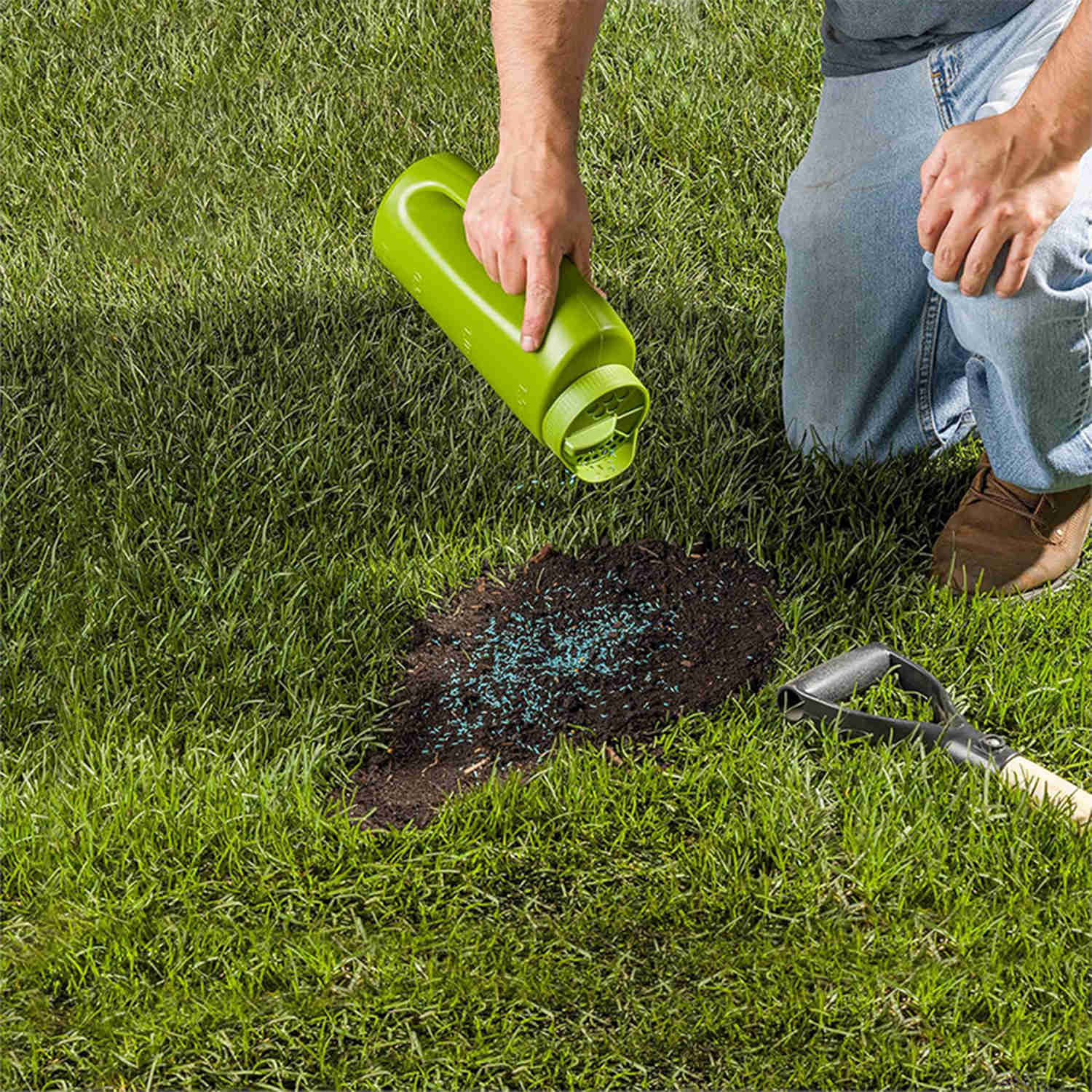 2L Handheld Spreader Bottle With Adjustable Opening Sizes for Lawn Seeds Ice Melt Salt Weed and Feed Spreader
