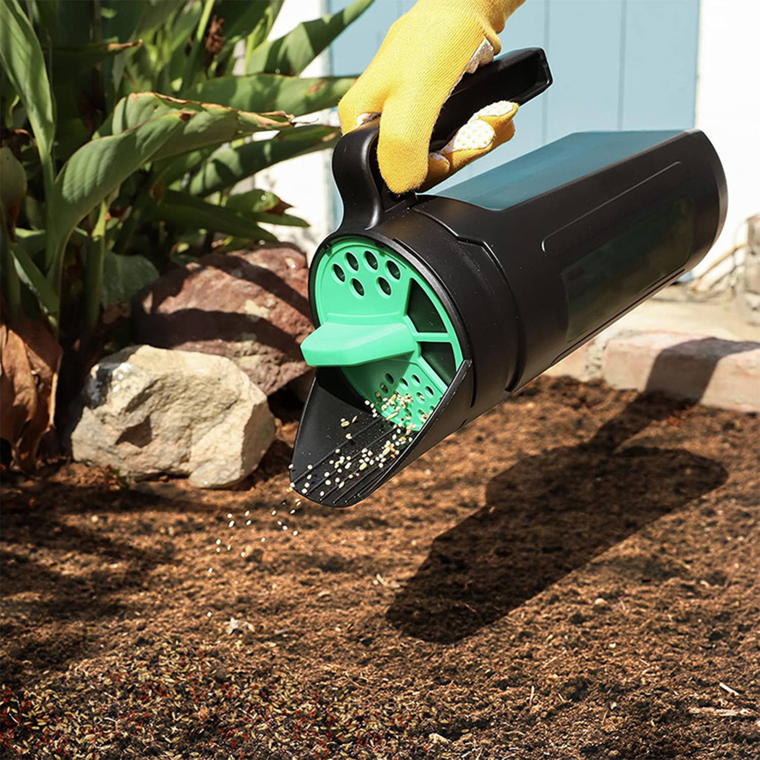 2.5L Handheld Spreader Bottle With Adjustable Hole Openings for Lawn Seeds Ice Melt Salt Weed and Feed Spreader